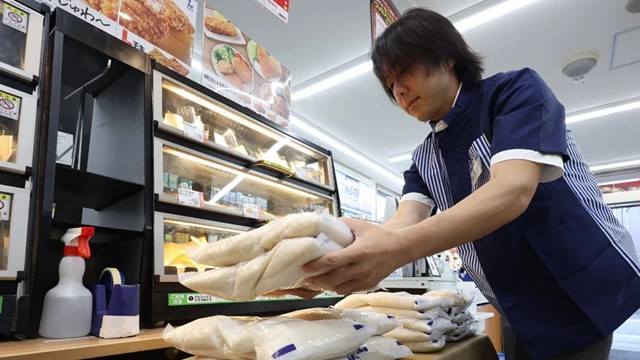 Nền kinh tế lớn thứ 4 thế giới lung lay: Khủng hoảng gạo đẩy giá cả leo thang, số quán ăn phá sản tăng kỷ lục 