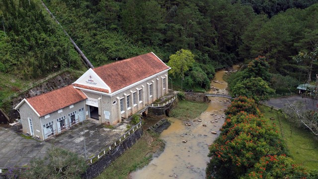 Đào đường hầm xuyên núi xây nhà máy thủy điện đầu tiên ở Việt Nam, lối kiến trúc tựa như biệt thự nghỉ dưỡng: Nay là kỳ quan hút khách trên cao nguyên
