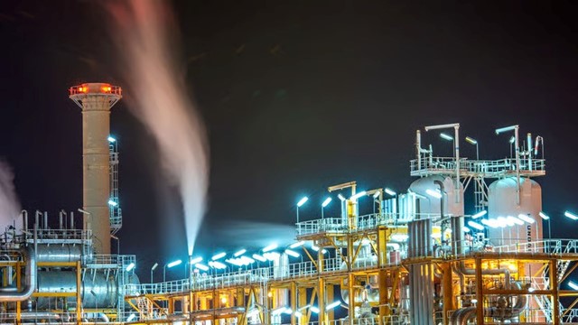 Chiến sự Israel–Iran khiến giá dầu tăng vọt, chuyên gia cảnh báo kịch bản đen tối cho thị trường toàn cầu