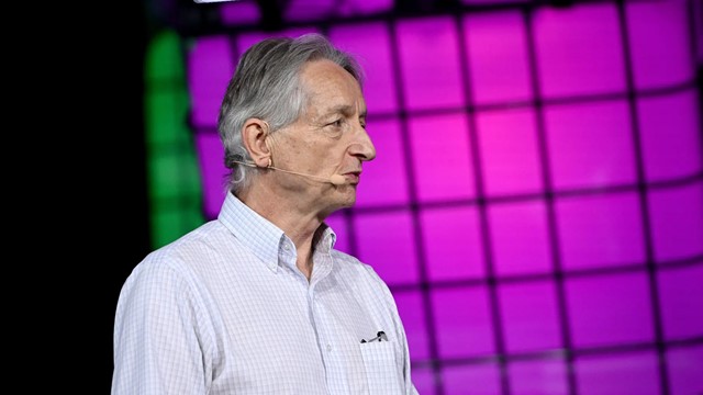 ‘Cha đẻ AI’, chủ nhân VinFuture 2024 cảnh báo khả năng máy móc 'xóa sổ loài người'