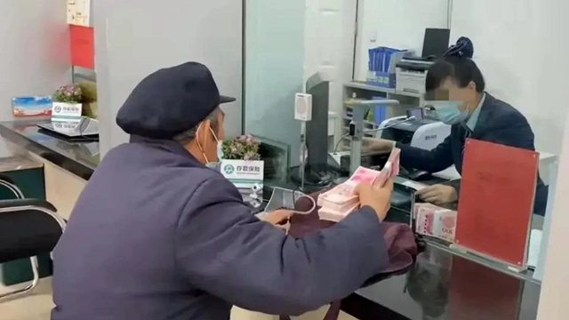 Bắt một doanh nhân 52 tuổi cùng một nhân viên ngân hàng