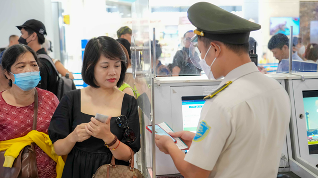 Cách làm thủ tục bay trong 1 phút với Face ID, không cần giấy tờ: Người dân lưu ý