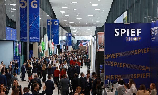 Không ngôi sao, không Mercedes: Diễn đàn kinh tế Nga phơi bày cái giá của cuộc 'ly hôn' với phương Tây