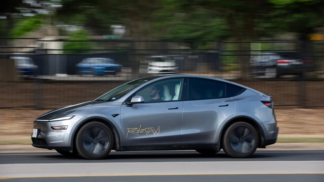 Không khai trương rầm rộ, Elon Musk âm thầm ra mắt dịch vụ robotaxi: Liệu át chủ bài có thế kéo Tesla thoát khỏi 'vũng lầy'?