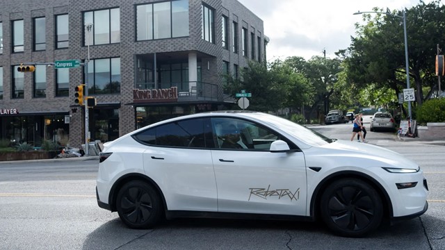 Buồn của Elon Musk: Robotaxi bị tố chạy sai đường, phanh gấp giữa phố, cơ quan quản lý 'sờ gáy' Tesla