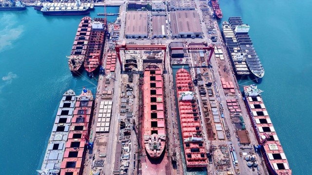 Trung Quốc 'ngấm đòn' trừng phạt từ Mỹ: Ngành từng số 1 thế giới nay hụt hơi, giảm 68% lượng đơn hàng mới