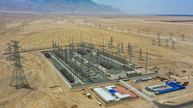 Trung Quốc 'bọc kín' sa mạc lớn nhất bằng siêu lưới điện 4.197km