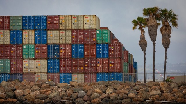 Ông Trump tung 'đòn chí mạng' vào Trung Quốc: Bịt kẽ hở thương mại, 70% hàng xuất khẩu vào tầm ngắm