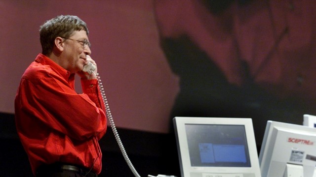 Rời ghế sếp lớn, Bill Gates đi... trực tổng đài khiến cả mạng xã hội dậy sóng