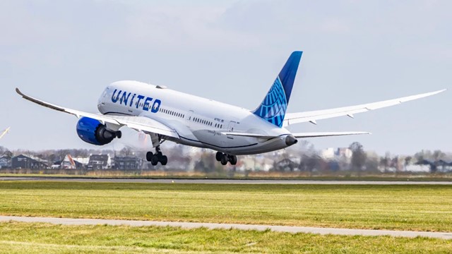 Một phần cánh máy bay Boeing bất ngờ rơi giữa biển, lập tức quay đầu khẩn cấp