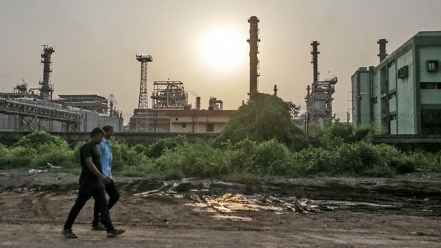 Mỹ trừng phạt Ấn Độ nặng tay vì dầu Nga, Trung Quốc ngồi không cũng hưởng lợi