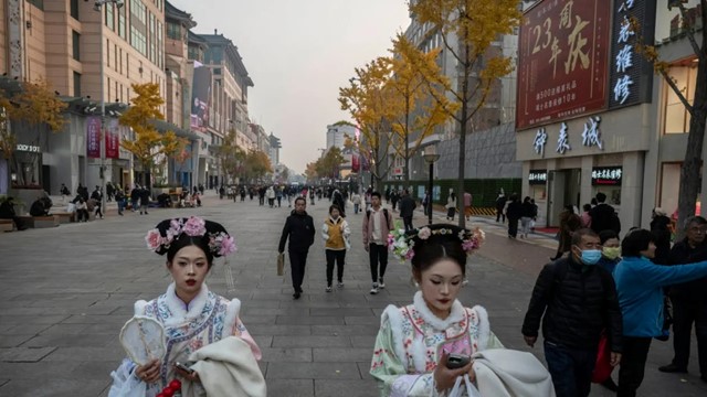 Kinh tế Trung Quốc đón tin xấu, thương chiến đè nặng tâm lý của cả người dân và doanh nghiệp