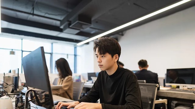 Chìm trong thất nghiệp, người trẻ Trung Quốc chi gần 200.000 đồng mỗi ngày để… giả vờ đi làm