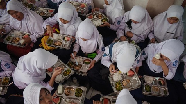 Ăn bữa trưa miễn phí ở trường học, hơn 360 người phải nhập viện vì ngộ độc thực phẩm