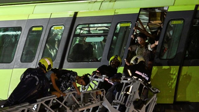 Tàu đột ngột mất điện giữa lúc mưa lớn: Gần 800 hành khách mắc kẹt suốt 5 tiếng, nhiều người ngất xỉu vì ngạt thở