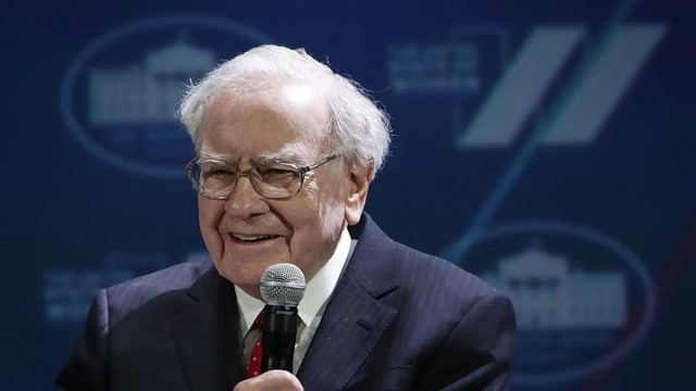 Không phải tấm bằng đại học, huyền thoại đầu tư Warren Buffett khẳng định đây mới là yếu tố quyết định sự thành công của một con người 