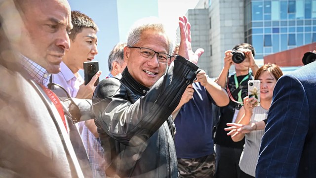 CEO Nvidia Jensen Huang hé lộ khả năng đưa chip AI tiên tiến nhất sang Trung Quốc