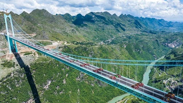 Huy động 96 xe tải nặng 3.360 tấn để test thử cây cầu cao nhất thế giới, rút ngắn thời gian di chuyển từ 2 giờ xuống còn 1 phút