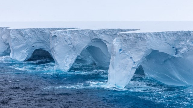 Tảng băng trôi lớn nhất thế giới vỡ vụn sau 40 năm trôi dạt, nặng tương đương 21 triệu con tàu Titanic