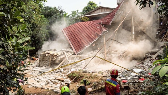 Công trình mới sử dụng 2 tháng bất ngờ đổ sập, hơn 80 người thương vong