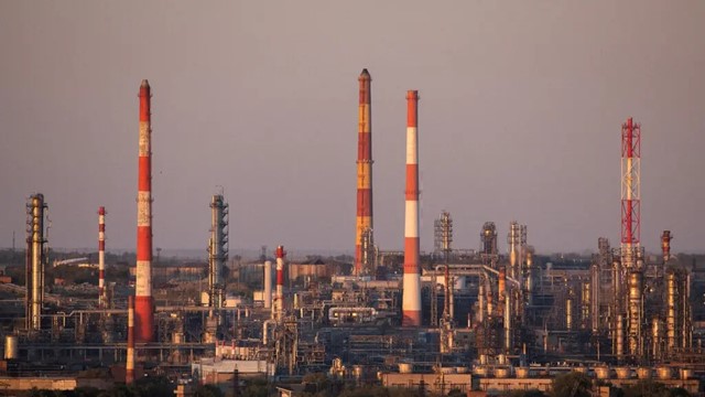 Phương Tây siết trừng phạt, 'hạm đội bóng tối' chở dầu Nga phình to