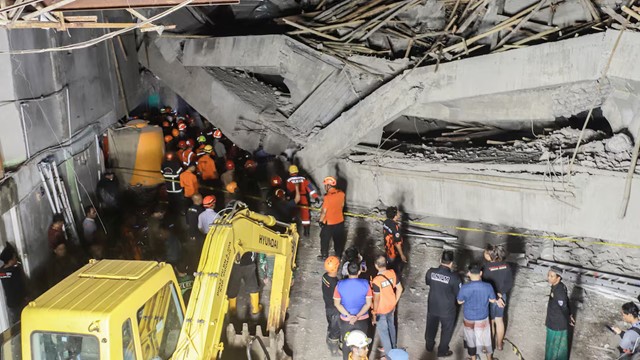 Trường học đang xây bất ngờ đổ sập khiến gần 100 học sinh thương vong, hàng chục em vẫn mắc kẹt dưới đống đổ nát