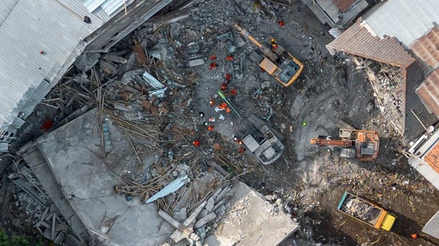 Trường học đổ sập khiến hơn 50 học sinh thiệt mạng, 13 nạn nhân vẫn đang mất tích 