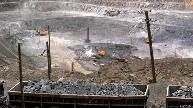 Trung Quốc siết đất hiếm thêm 1 nấc, cả thế giới 'ngấm đòn'