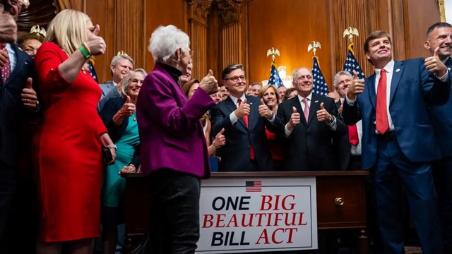 Ông Trump ban 'món quà' hàng trăm tỷ USD cho giới tài phiệt