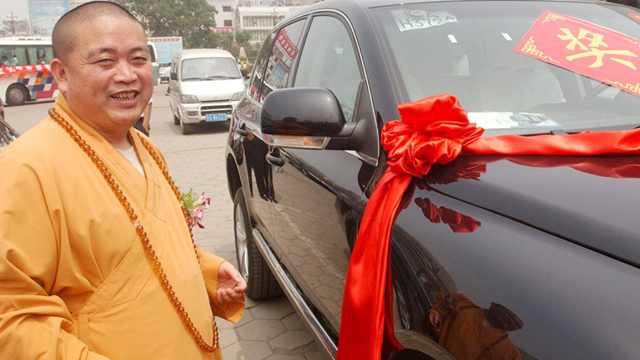 Bắt giữ cựu trụ trì nghi sở hữu tài sản hơn 79.000 tỷ, 15 chiếc xe sang, mặc áo cà sa đính đầy vàng và đá quý