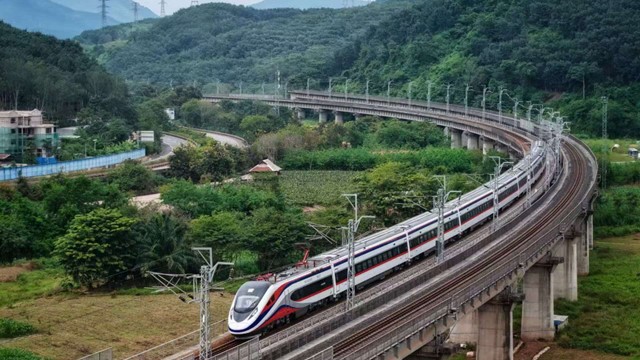 Sợ ông Trump đắc cử, hàng nghìn người cấp tập di cư đến Mỹ