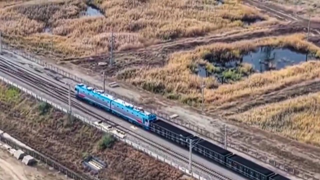 Độc lạ Trung Quốc: 7 đoàn tàu nặng 35.000 tấn chạy băng băng mà không cần móc nối cơ khí, kết nối hoàn toàn bằng công nghệ không dây