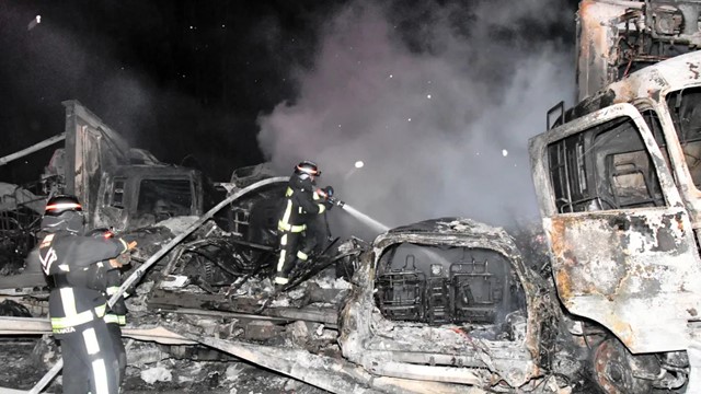 Kinh hoàng hơn 50 xe đâm liên hoàn trên cao tốc: Hàng chục người bị thương, nhiều phương tiện bốc cháy đen kịt khiến giao thông tê liệt hàng tiếng đồng hồ 