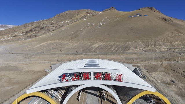 Chính thức thông xe đường hầm cao tốc dài hơn 22km, xác lập 2 kỷ lục thế giới