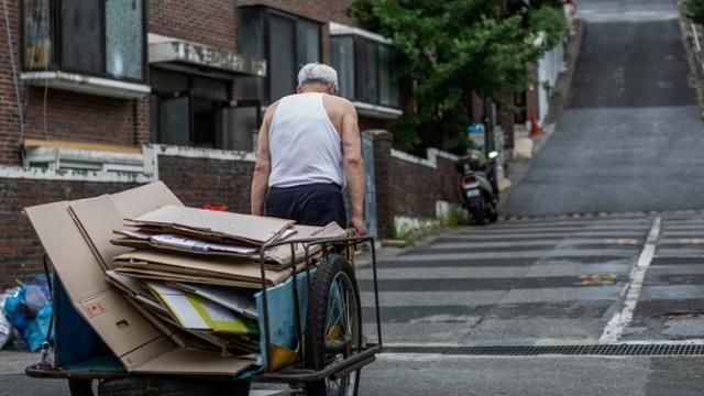 Nền kinh tế lớn thứ 4 châu Á lung lay: Cứ 10 người cao tuổi thì 4 người sống dưới mức nghèo khổ, mắc ít nhất 3 bệnh mãn tính 