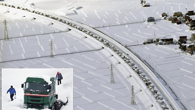 Kinh hoàng tắc đường 23km khiến hơn 3.000 xe mắc kẹt cả đêm