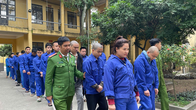 Khám xét khẩn cấp, thu giữ 42 điện thoại, 5 ô tô, 18 thẻ ATM, phong tỏa 125 tài khoản ngân hàng liên quan đường dây đánh bạc 9.300 tỷ đồng