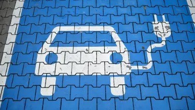 Tòa án bác bỏ quyết định 'đóng băng' chương trình trợ cấp xe điện của ông Trump