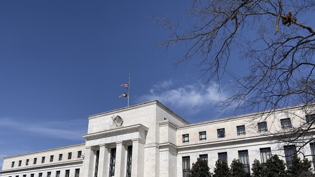 Fed trì hoãn hành động không cản trở “làn sóng” hạ lãi suất toàn cầu