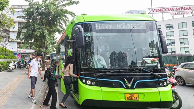 Hà Nội thiết lập chính sách hỗ trợ người dân chuyển đổi xe xăng dầu sang xe điện