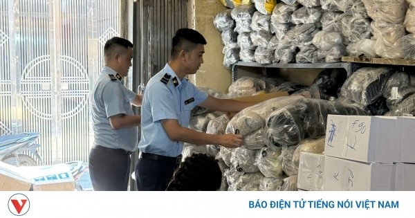 Hà Nội: Thu giữ hàng nghìn quần áo, giày dép có dấu hiệu giả mạo nhãn hiệu