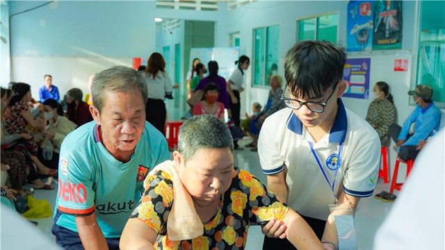 Sinh viên Văn Hiến đồng hành cùng chương trình “Ánh sáng Sen Hồng”