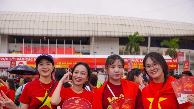 Không khí hào hứng, sắc đỏ ngập tràn trước thềm concert “Tổ quốc trong tim”