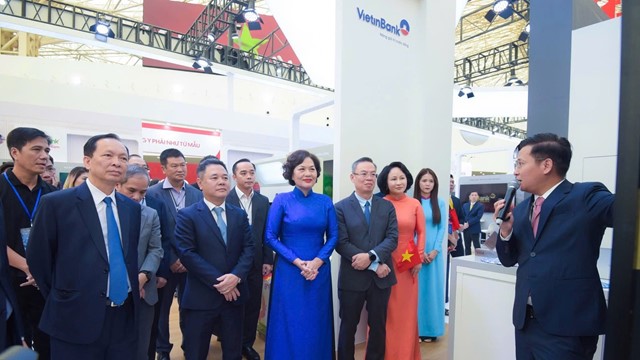 Nhận quà khi check-in gian hàng VietinBank tại Triển lãm thành tựu đất nước