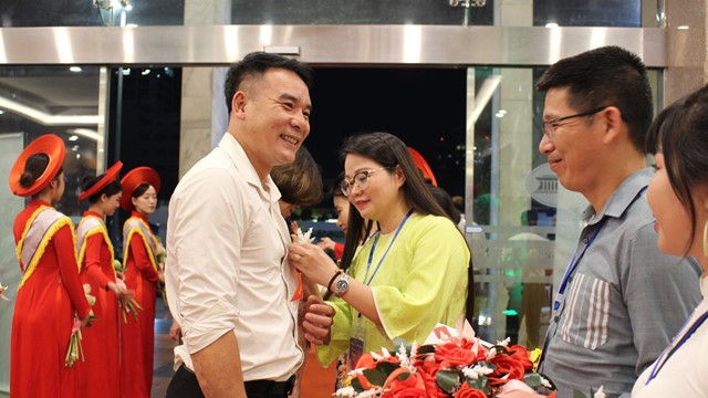 Xúc động nghi thức “Bông hồng cài áo” tại Chương trình “Ơn nghĩa sinh thành” 2025