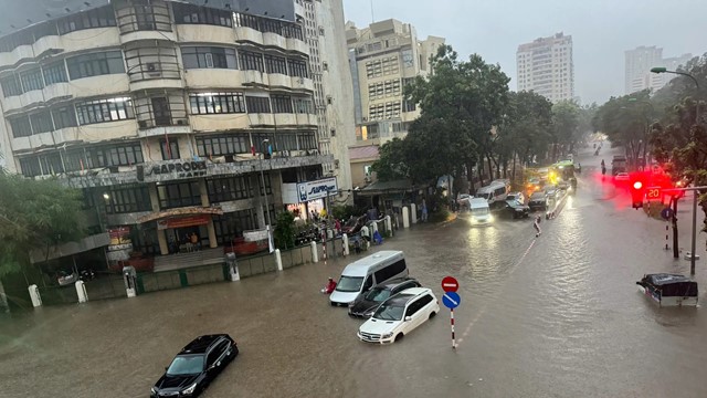 Mưa to xối xả, giao thông Hà Nội hỗn loạn trong giờ tan tầm chiều 30/9