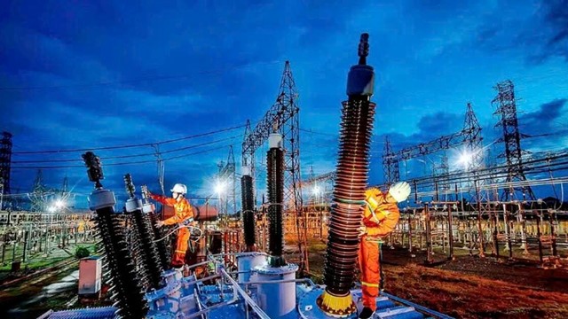 Sóng thoái vốn Nhà nước bùng nổ, hàng loạt cổ phiếu tăng kịch trần nhưng cần hết sức cẩn trọng