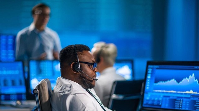 Khối ngoại bất ngờ tung tiền mua mạnh hai cổ phiếu nhóm bán lẻ và ngân hàng