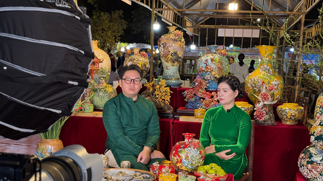 Gốm Bát Tràng lên sóng livestream: Câu chuyện nghề lan tỏa trong thời đại số