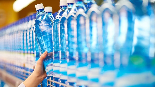 Nghiên cứu mới: Lo ngại nước đóng chai chứa đến 240.000 mảnh nhựa siêu nhỏ